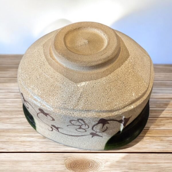 古董 古玩 收藏 織部燒茶碗 日本茶道茶碗 日本陶器推薦 不規則茶碗 侘寂風器皿 手工茶碗 日本陶藝收藏 日本美濃燒 日本茶道用具 日式茶碗推薦
