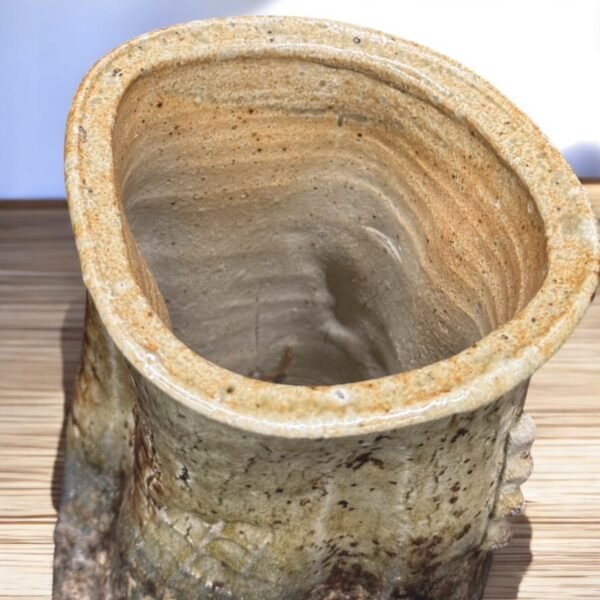 古董 古玩 收藏 拍賣 花器 室內擺設 茶道 伊賀燒花器 久仁光陶藝 小林久仁光作品 日本陶藝收藏 昭和陶藝圖鑑,侘寂風格陶器 日本花器拍賣 手工陶藝花瓶 日本供箱陶器 伊賀燒藝術品