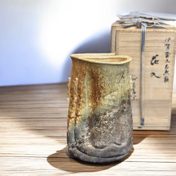 古董 古玩 收藏 拍賣 花器 室內擺設 茶道 伊賀燒花器 久仁光陶藝 小林久仁光作品 日本陶藝收藏 昭和陶藝圖鑑,侘寂風格陶器 日本花器拍賣 手工陶藝花瓶 日本供箱陶器 伊賀燒藝術品