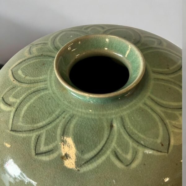 古董 古玩 收藏 花器 高麗青瓷 青瓷花瓶 仿古陶藝 日本古物拍賣 東亞陶瓷藝術 宋代耀州窯風格 青瓷藝術收藏 陶瓷仿古花器 傳統工藝陶器 現代結合傳統陶瓷 室內裝飾