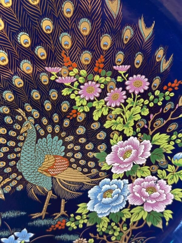 古董 古玩 收藏 拍賣 彩瓷大皿 中國手繪瓷盤 孔雀牡丹瓷器 中式裝飾盤 描金瓷器 古典瓷盤收藏 中式壁飾瓷盤 東方藝術擺件 景觀大盤裝飾 中式吉祥圖案瓷器
