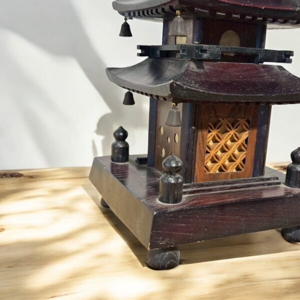 古董 古玩 收藏 拍賣 日本五重塔燈 木製佛塔擺飾 和風照明燈 日本手工木藝 日式佛塔造型燈 禪風空間佈置 日本古物燈具 昭和風格木藝品 塔型檯燈 日本文化擺設