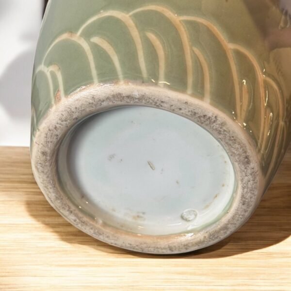 古董 古玩 收藏 拍賣 高麗青瓷花器 老件青瓷瓶 東亞陶瓷藝術 青瓷刻花花瓶 古董花器收藏 侘寂風陶瓷 日韓風插花器 東方美學擺飾 陶瓷藝術花瓶 自然風格花器