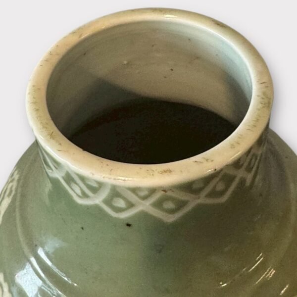 古董 古玩 收藏 拍賣 高麗青瓷花器 老件青瓷瓶 東亞陶瓷藝術 青瓷刻花花瓶 古董花器收藏 侘寂風陶瓷 日韓風插花器 東方美學擺飾 陶瓷藝術花瓶 自然風格花器