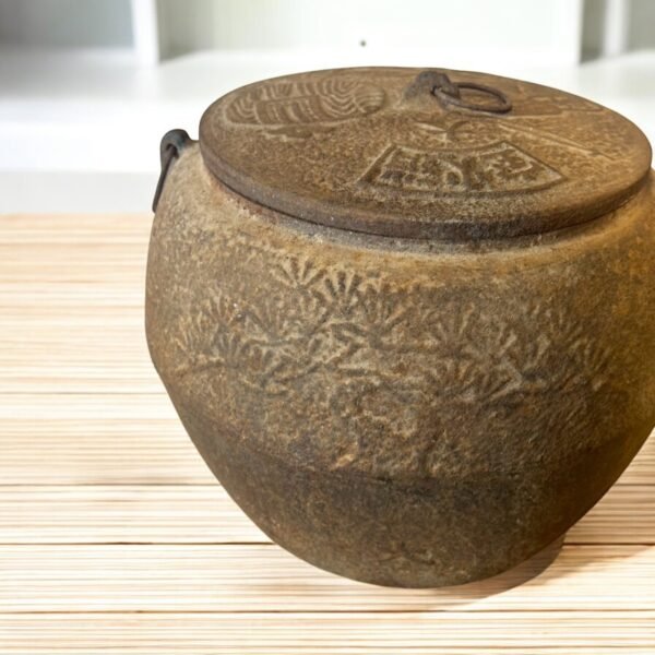 古董 古玩 收藏 拍賣 日本鑄鐵釜 老件鐵壺 日本茶道鐵器 和風鑄鐵壺 侘寂風茶道具 古物鑄鐵壺 日本補修茶釜 鑄鐵壺擺飾 日本鐵釜收藏 日本茶道老件