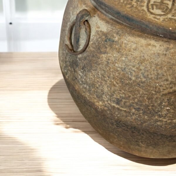 古董 古玩 收藏 拍賣 日本鑄鐵釜 老件鐵壺 日本茶道鐵器 和風鑄鐵壺 侘寂風茶道具 古物鑄鐵壺 日本補修茶釜 鑄鐵壺擺飾 日本鐵釜收藏 日本茶道老件