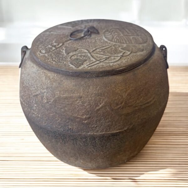 古董 古玩 收藏 拍賣 日本鑄鐵釜 老件鐵壺 日本茶道鐵器 和風鑄鐵壺 侘寂風茶道具 古物鑄鐵壺 日本補修茶釜 鑄鐵壺擺飾 日本鐵釜收藏 日本茶道老件