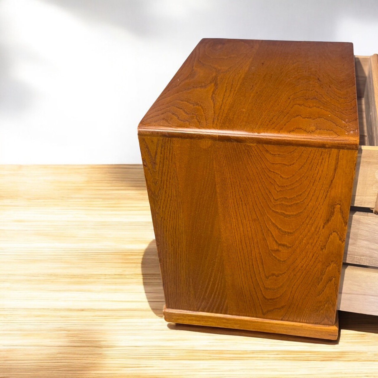 古董 日本古物 收藏 日本實木抽屜櫃 螺鈿工藝收納櫃 日式收納家具 日本三層木櫃 螺鈿花紋裝飾 實木工藝收藏品 和風家具推薦 茶道小物收納 日本傳統家具 昭和時代工藝