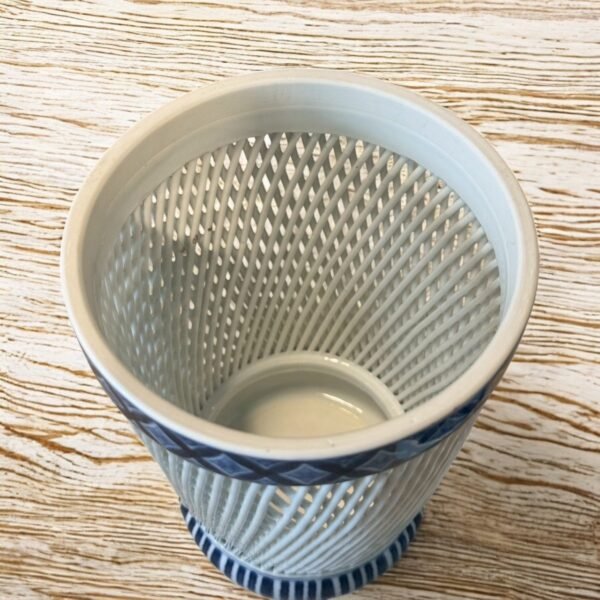 古董 古玩 古物收藏 日本透雕陶瓷 青花花器推薦 日本陶藝收藏 和風花器 景年落款花器 附木箱陶瓷 日本插花器 高難度陶藝技法 日式空間擺設 陶瓷花瓶收藏