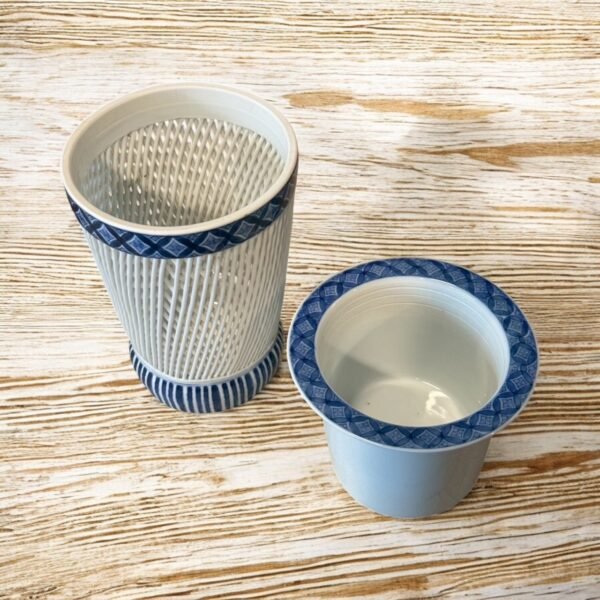 古董 古玩 古物收藏 日本透雕陶瓷 青花花器推薦 日本陶藝收藏 和風花器 景年落款花器 附木箱陶瓷 日本插花器 高難度陶藝技法 日式空間擺設 陶瓷花瓶收藏