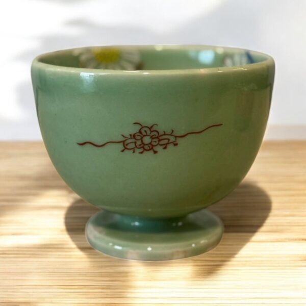 古董 古玩 收藏 日本高足茶碗 和風手繪茶碗 菊花紋茶碗 淡綠釉陶瓷 日本老物茶碗 茶道用陶器 昭和時期茶碗 日式茶具收藏 古物茶碗推薦 日本茶道器皿