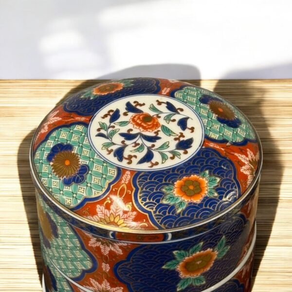 古董 古玩 收藏 白峯窯 日本瓷器重箱 三段菓子盒 日本赤繪陶瓷 金彩花鳥圖樣 昭和時期瓷器 日式節慶器皿 日本瓷器收藏 傳統吉祥紋樣 日式收納重箱
