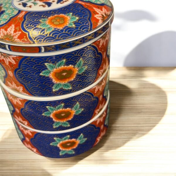 古董 古玩 收藏 白峯窯 日本瓷器重箱 三段菓子盒 日本赤繪陶瓷 金彩花鳥圖樣 昭和時期瓷器 日式節慶器皿 日本瓷器收藏 傳統吉祥紋樣 日式收納重箱