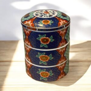 古董 古玩 收藏 白峯窯 日本瓷器重箱 三段菓子盒 日本赤繪陶瓷 金彩花鳥圖樣 昭和時期瓷器 日式節慶器皿 日本瓷器收藏 傳統吉祥紋樣 日式收納重箱