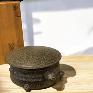 古董 古玩 收藏 日本陶器 獸足蓋物 茶道具推薦 古物收藏 日本茶道容器 高溫鐵釉 昭和古陶 日本供箱 日本民藝陶器 日本和風擺飾