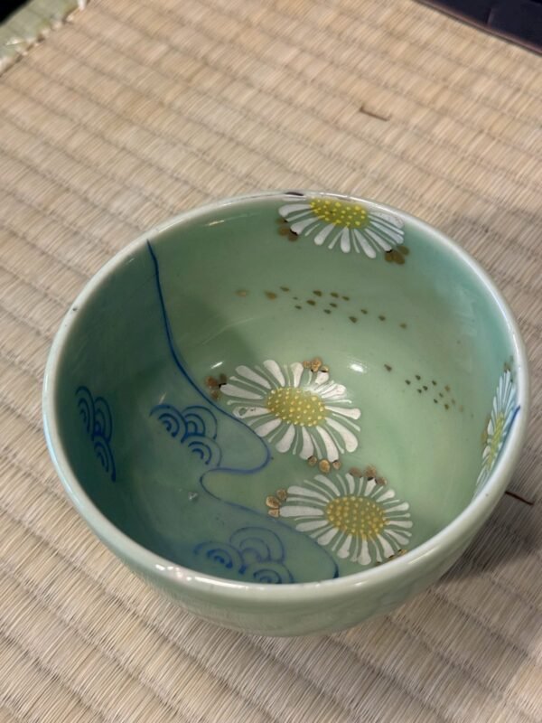 古董 古玩 收藏 日本高足茶碗 和風手繪茶碗 菊花紋茶碗 淡綠釉陶瓷 日本老物茶碗 茶道用陶器 昭和時期茶碗 日式茶具收藏 古物茶碗推薦 日本茶道器皿