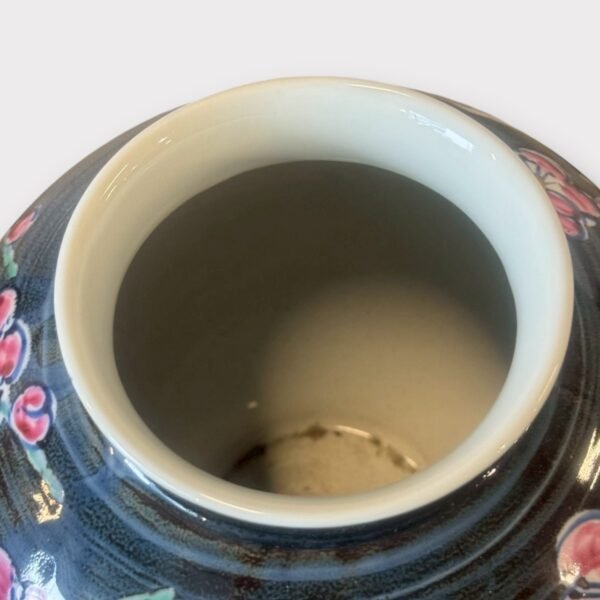 古董 古玩 古物收藏 日本陶藝 哲山作 手繪花瓶 共箱花瓶 日本古董收藏 梅花圖花瓶 金彩陶器 日本茶道花器 陶藝名家作品 和風空間擺飾