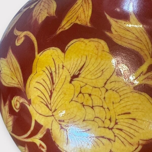 古董 古玩 古物收藏 日本花器 瑞香款陶器 手繪陶瓶 紅底黃花花瓶 昭和時期陶器 日本古董花瓶 和風插花瓶 日式陶藝收藏 傳統陶瓷擺飾 古董裝飾花器
