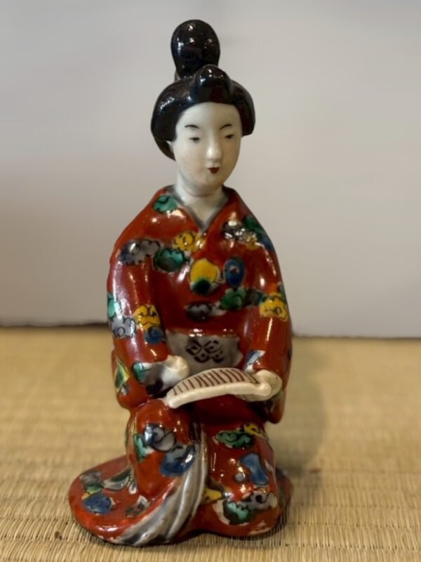 古董 古玩 古物收藏 日本陶瓷圓盤 手繪鳥紋盤 日式陶器餐具 日本古物陶盤 民藝風餐盤 和風陶製小皿 飛鳥圖案陶瓷 日式點心盤推薦 日本手工餐具 古董風陶藝收藏