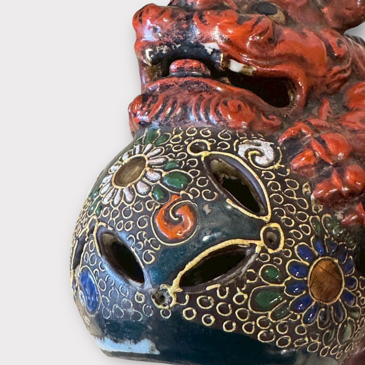 古董 古玩 古物收藏 日本赤釉唐獅子 日本古董擺件 赤釉工藝 昭和老件 風水擺設 唐獅子收藏 日本古物推薦 護宅靈獸 日本陶器雕塑 附木箱老物件