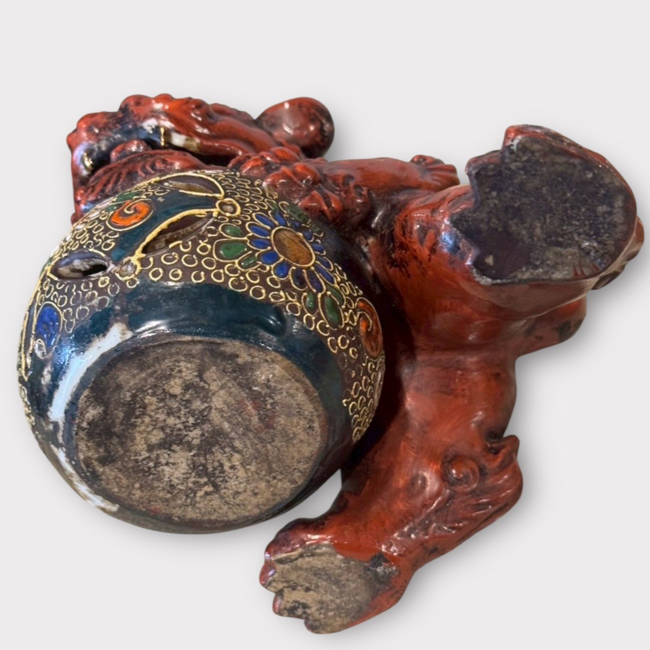 古董 古玩 古物收藏 日本赤釉唐獅子 日本古董擺件 赤釉工藝 昭和老件 風水擺設 唐獅子收藏 日本古物推薦 護宅靈獸 日本陶器雕塑 附木箱老物件