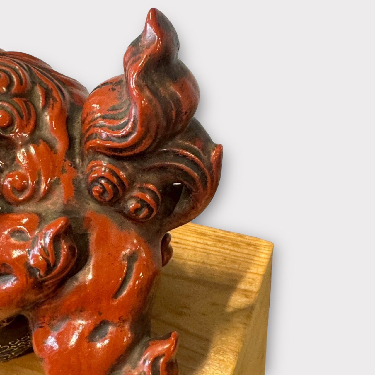 古董 古玩 古物收藏 日本赤釉唐獅子 日本古董擺件 赤釉工藝 昭和老件 風水擺設 唐獅子收藏 日本古物推薦 護宅靈獸 日本陶器雕塑 附木箱老物件