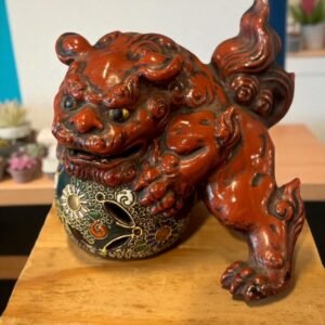 古董 古玩 古物收藏 日本赤釉唐獅子 日本古董擺件 赤釉工藝 昭和老件 風水擺設 唐獅子收藏 日本古物推薦 護宅靈獸 日本陶器雕塑 附木箱老物件