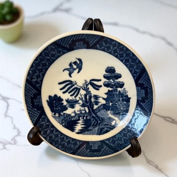 古董 古玩 古物收藏 拍賣 藍柳圖紋 英式古典瓷器 英式下午茶杯盤 復古藍白瓷器 英國藍柳杯組 懷舊茶具推薦 古董風茶杯盤 經典印花瓷器 復古居家擺設 英式骨瓷風格