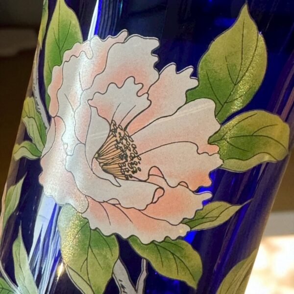 古董 古玩 古物收藏 拍賣 Bohemia玻璃花瓶 捷克藍色玻璃 手繪牡丹花瓶 波西米亞玻璃藝術 歐洲玻璃工藝 花藝玻璃容器 藍色藝術花瓶 高彩玻璃花瓶 玻璃花瓶收藏 捷克原廠花器