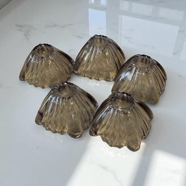 古董 古玩 古物收藏 拍賣 日本玻璃菓子器 夢幻紫玻璃碗 日式甜品碗 菊花口玻璃器 煙紫色玻璃 日式餐具 日本製玻璃小鉢 玻璃甜點碗,和菓子器皿 日本餐桌器皿