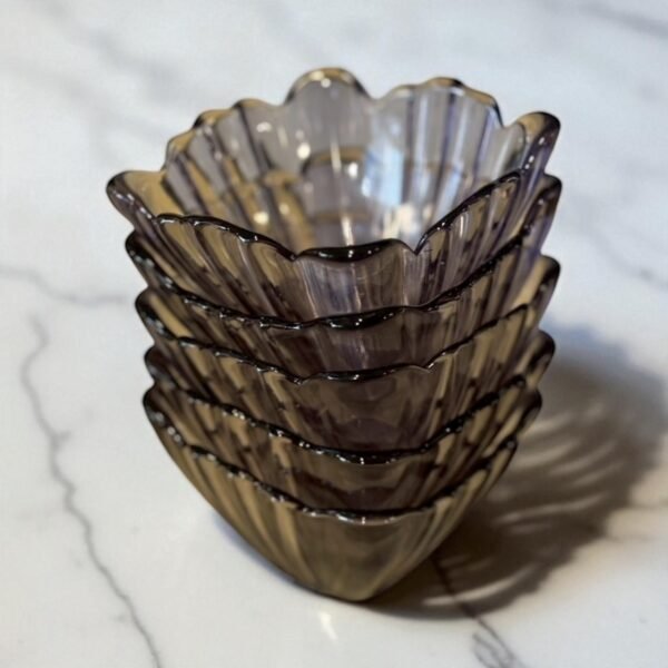 古董 古玩 古物收藏 拍賣 日本玻璃菓子器 夢幻紫玻璃碗 日式甜品碗 菊花口玻璃器 煙紫色玻璃 日式餐具 日本製玻璃小鉢 玻璃甜點碗,和菓子器皿 日本餐桌器皿