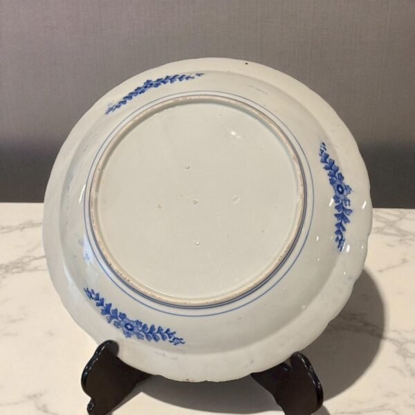 古董 古玩 古物收藏 拍賣 明治藍繪大皿展示 大正期藍繪盤收藏 日本富士山圖盤掛牆 飛鶴松樹紋盤端景 藍白陶瓷飾皿玄關擺設 明治大正古董盤茶席佈置 日本藍繪收藏展覽 45公分大皿餐廳裝飾 吉祥圖案陶瓷盤贈禮 日式藍白裝飾盤空間美化