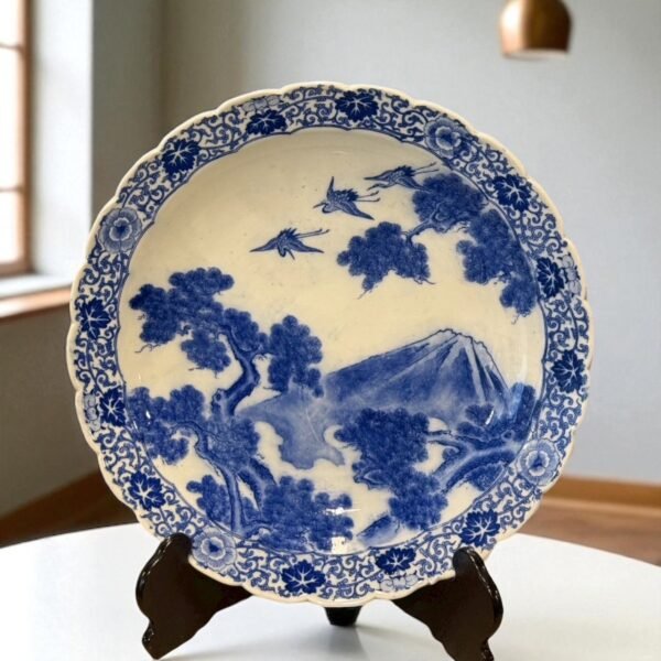 古董 古玩 古物收藏 拍賣 明治藍繪大皿展示 大正期藍繪盤收藏 日本富士山圖盤掛牆 飛鶴松樹紋盤端景 藍白陶瓷飾皿玄關擺設 明治大正古董盤茶席佈置 日本藍繪收藏展覽 45公分大皿餐廳裝飾 吉祥圖案陶瓷盤贈禮 日式藍白裝飾盤空間美化