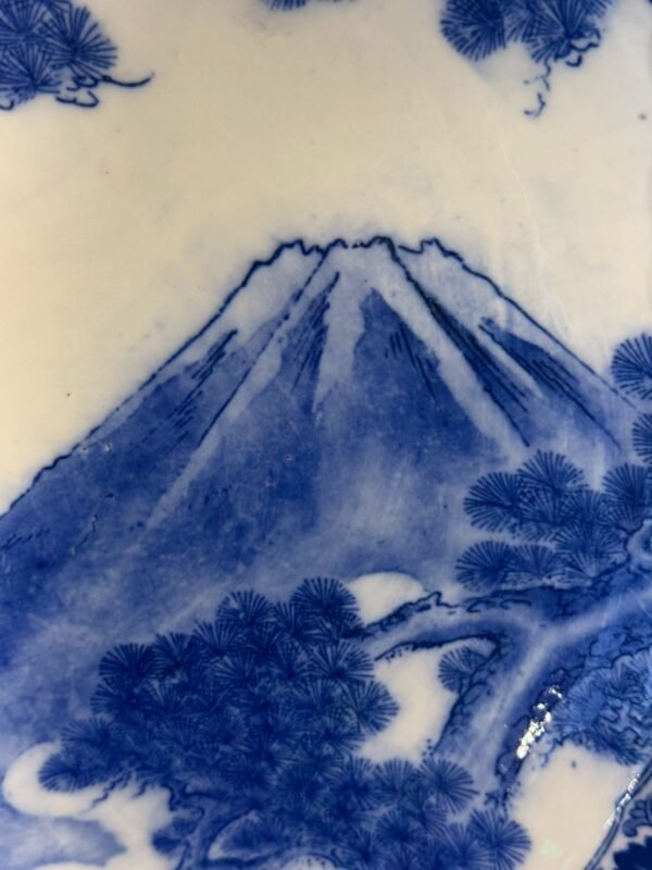 古董 古玩 古物收藏 拍賣 明治藍繪大皿展示 大正期藍繪盤收藏 日本富士山圖盤掛牆 飛鶴松樹紋盤端景 藍白陶瓷飾皿玄關擺設 明治大正古董盤茶席佈置 日本藍繪收藏展覽 45公分大皿餐廳裝飾 吉祥圖案陶瓷盤贈禮 日式藍白裝飾盤空間美化