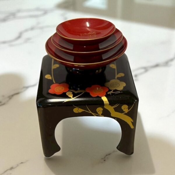 古董 古玩 古物收藏 拍賣 日本婚禮屠蘇器 傳統結婚酒器 三三九度酒具 漆器托盤 朱漆盃台 梅花蒔繪酒器 日式婚禮用品 和風婚禮擺設 新年儀式酒具 日本古董漆器