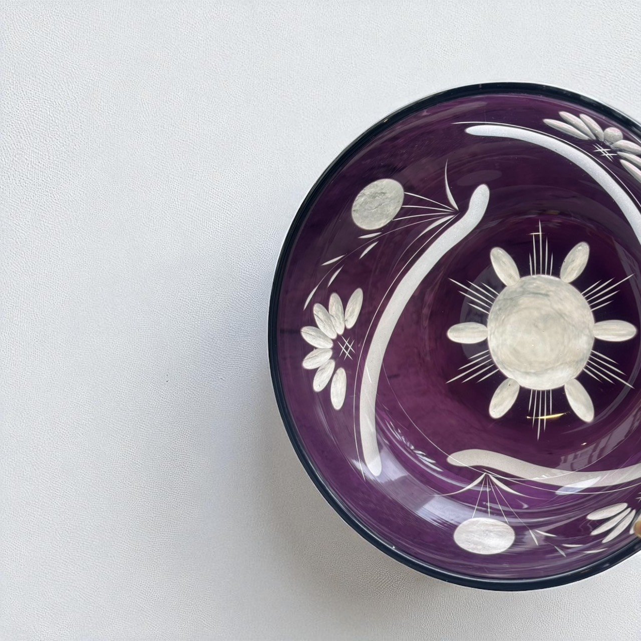 古董 古玩 古物收藏 拍賣 日本江戶切子 葡萄紫玻璃碗 日式甜點碗 手工切割玻璃 草花雕刻圖案 高雅餐具 日式餐桌擺設 玻璃工藝收藏 甜點水果碗 日式婚禮禮品