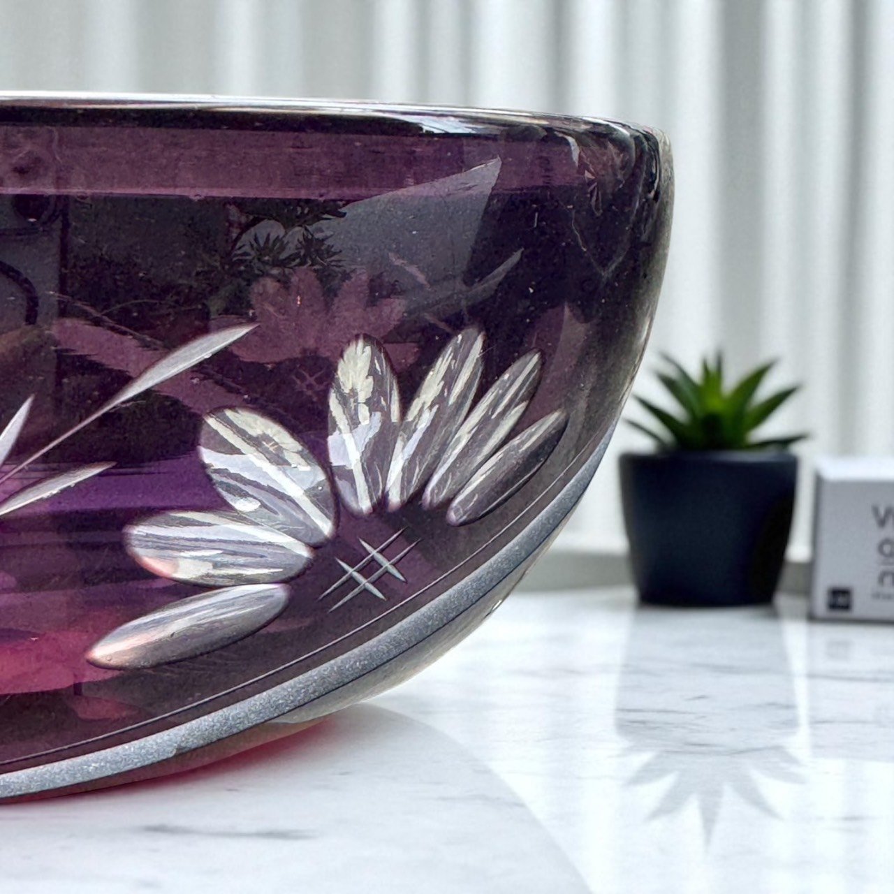 古董 古玩 古物收藏 拍賣 日本江戶切子 葡萄紫玻璃碗 日式甜點碗 手工切割玻璃 草花雕刻圖案 高雅餐具 日式餐桌擺設 玻璃工藝收藏 甜點水果碗 日式婚禮禮品