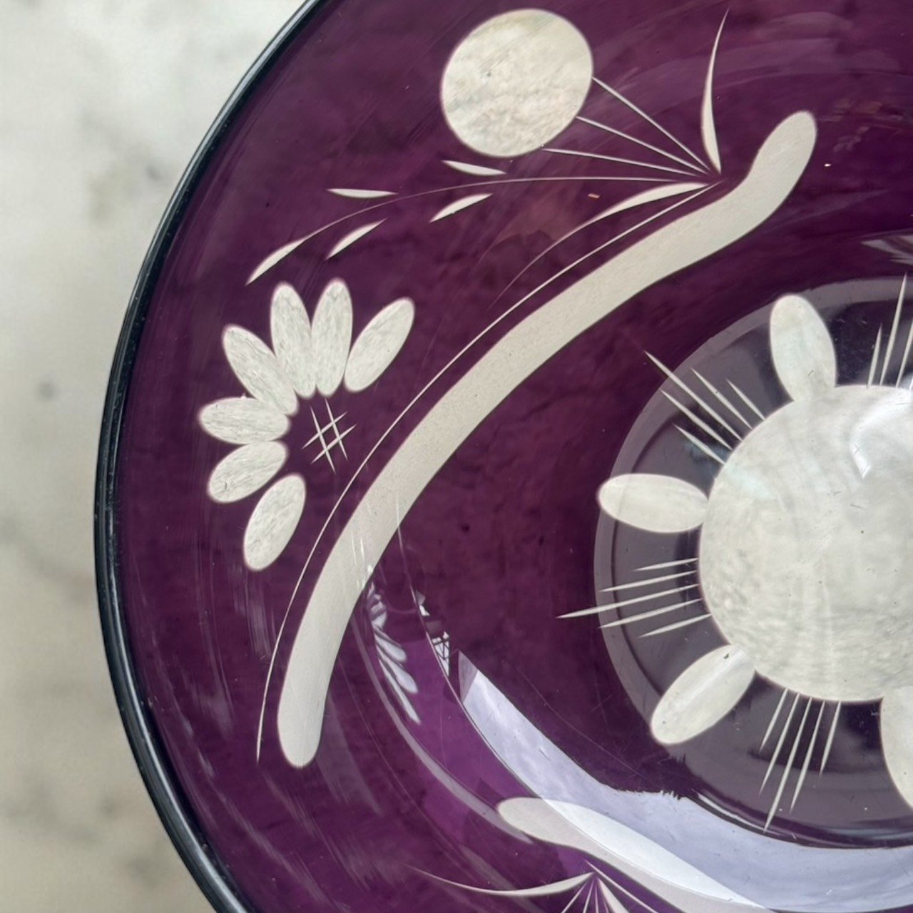 古董 古玩 古物收藏 拍賣 日本江戶切子 葡萄紫玻璃碗 日式甜點碗 手工切割玻璃 草花雕刻圖案 高雅餐具 日式餐桌擺設 玻璃工藝收藏 甜點水果碗 日式婚禮禮品