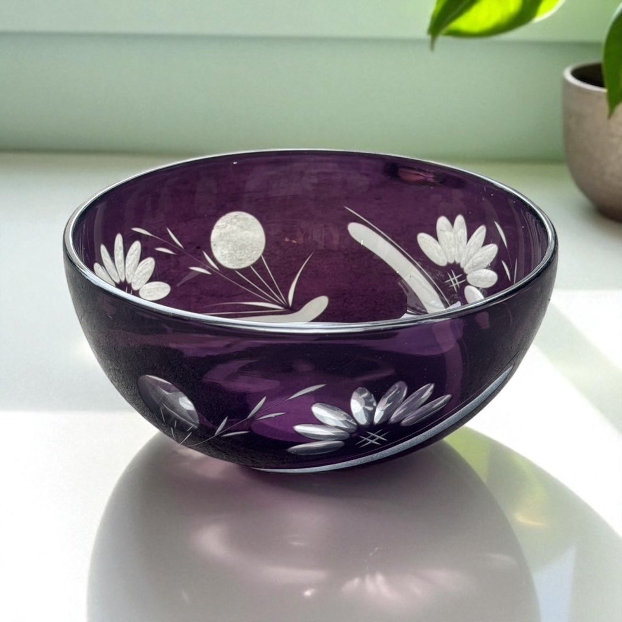 古董 古玩 古物收藏 拍賣 日本江戶切子 葡萄紫玻璃碗 日式甜點碗 手工切割玻璃 草花雕刻圖案 高雅餐具 日式餐桌擺設 玻璃工藝收藏 甜點水果碗 日式婚禮禮品