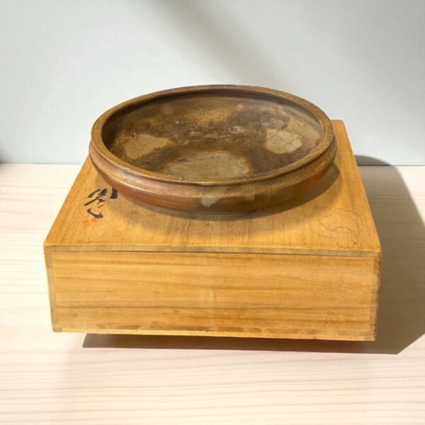 古董 古玩 古物收藏 拍賣 備前燒花器 日本古陶藝術 備前燒圓鉢 日式侘寂美學花器 備前燒花道用具 日本六古窯收藏 備前燒水盤插花器 木灰窯變陶器 日本手工陶藝花器 備前燒茶花用器