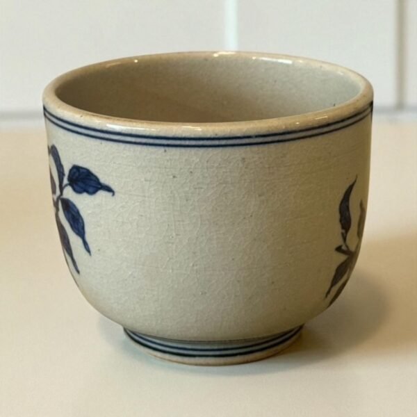古董 古玩 古物收藏 拍賣 日本老件青花碗 日本手繪青花杯 釉下彩花枝紋 老件茶杯湯吞 日式多用途小碗 青花瓷收藏 日本古董食器 日式餐桌擺盤 日本茶席用杯 老件和風餐具