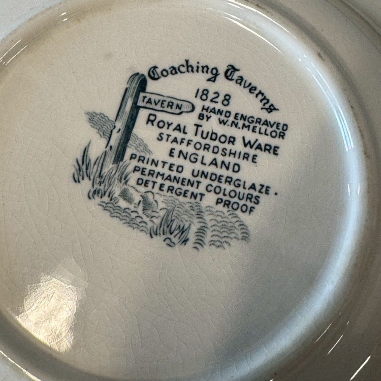 古董 古玩 古物收藏 拍賣 Royal Tudor Ware Coaching Tavern 1828 英國藍轉印陶碗 Staffordshire陶瓷 英國老餐具 驛馬車主題餐具 藍白花邊陶碗 英式復古餐具 23公分裝飾碗 藍轉印收藏品