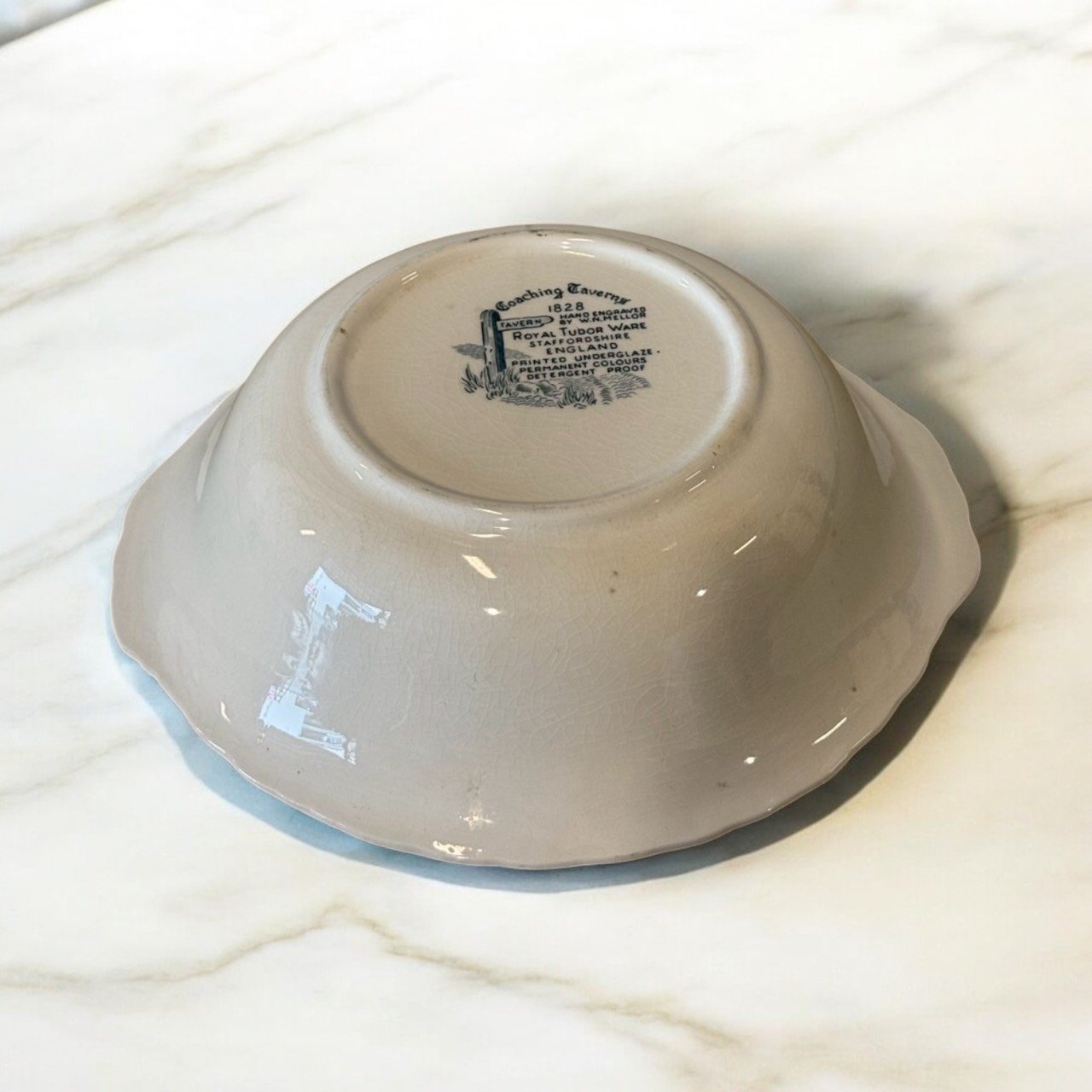 古董 古玩 古物收藏 拍賣 Royal Tudor Ware Coaching Tavern 1828 英國藍轉印陶碗 Staffordshire陶瓷 英國老餐具 驛馬車主題餐具 藍白花邊陶碗 英式復古餐具 23公分裝飾碗 藍轉印收藏品