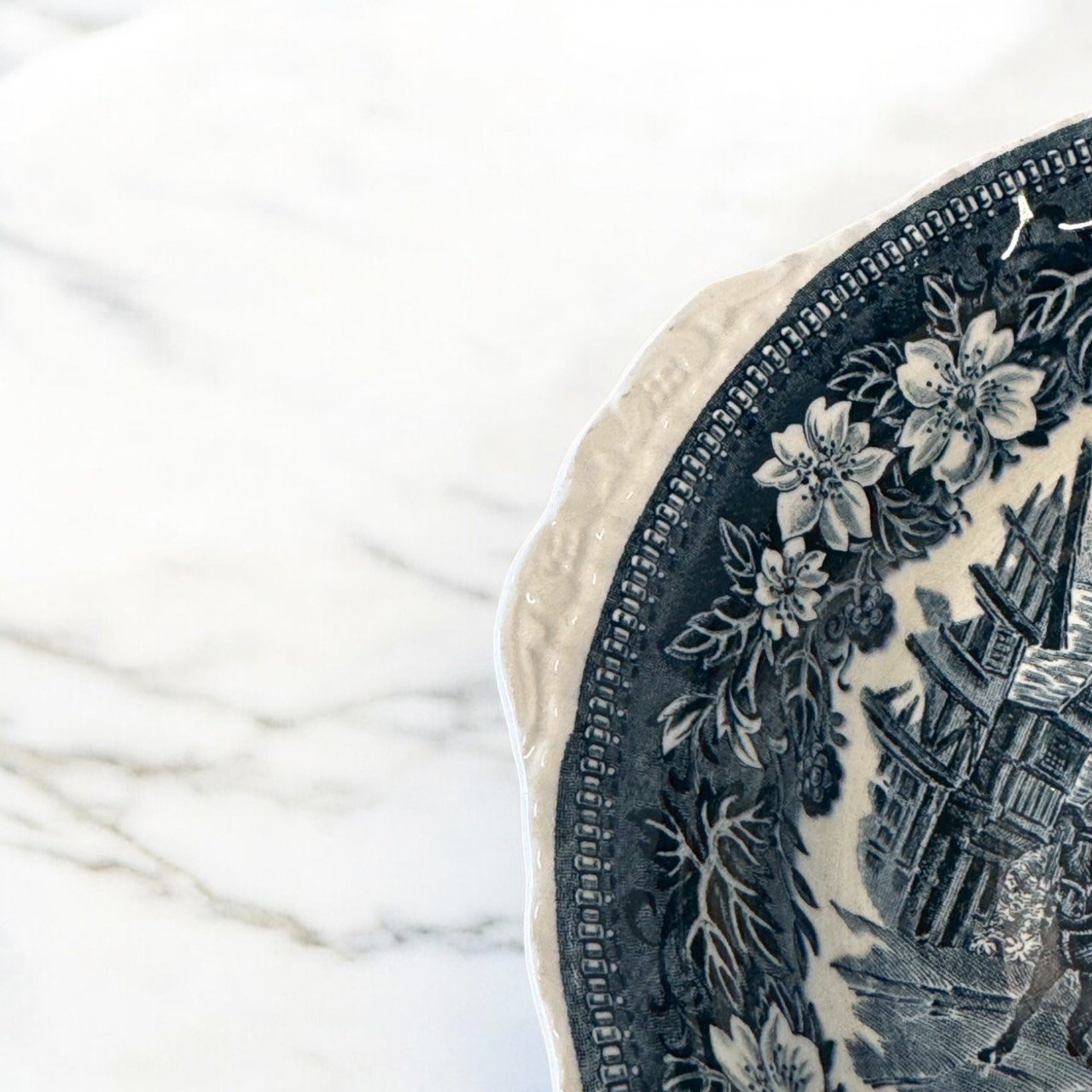 古董 古玩 古物收藏 拍賣 Royal Tudor Ware Coaching Tavern 1828 英國藍轉印陶碗 Staffordshire陶瓷 英國老餐具 驛馬車主題餐具 藍白花邊陶碗 英式復古餐具 23公分裝飾碗 藍轉印收藏品