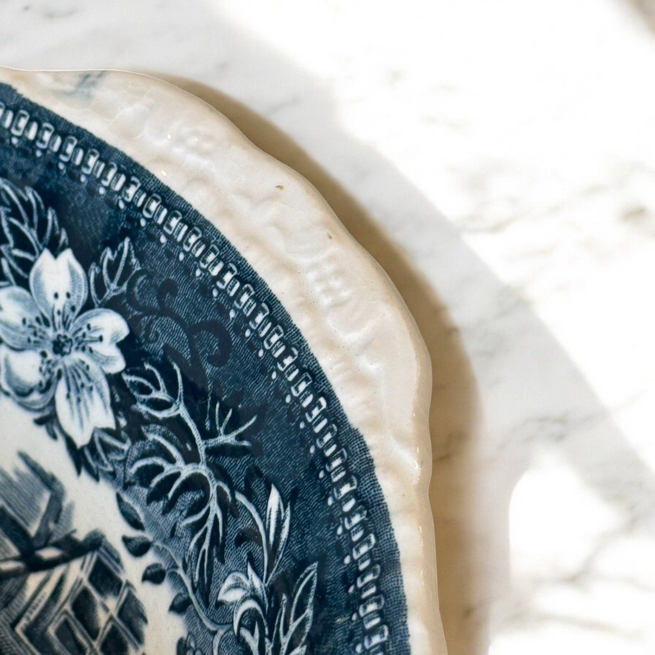 古董 古玩 古物收藏 拍賣 Royal Tudor Ware Coaching Tavern 1828 英國藍轉印陶碗 Staffordshire陶瓷 英國老餐具 驛馬車主題餐具 藍白花邊陶碗 英式復古餐具 23公分裝飾碗 藍轉印收藏品