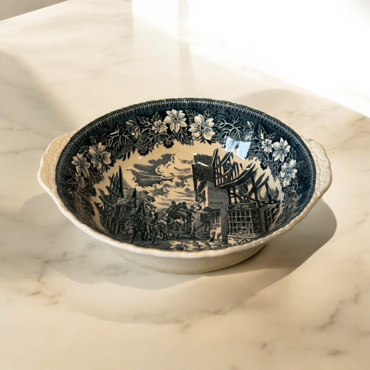 古董 古玩 古物收藏 拍賣 Royal Tudor Ware Coaching Tavern 1828 英國藍轉印陶碗 Staffordshire陶瓷 英國老餐具 驛馬車主題餐具 藍白花邊陶碗 英式復古餐具 23公分裝飾碗 藍轉印收藏品