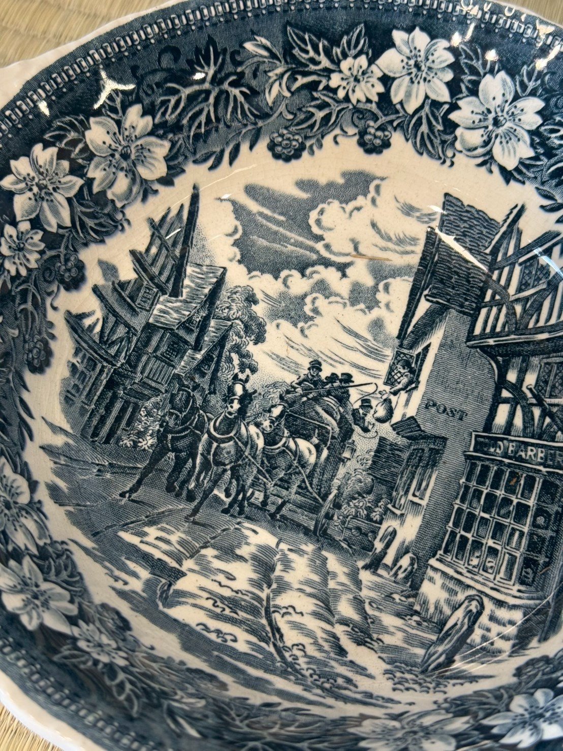 古董 古玩 古物收藏 拍賣 Royal Tudor Ware Coaching Tavern 1828 英國藍轉印陶碗 Staffordshire陶瓷 英國老餐具 驛馬車主題餐具 藍白花邊陶碗 英式復古餐具 23公分裝飾碗 藍轉印收藏品