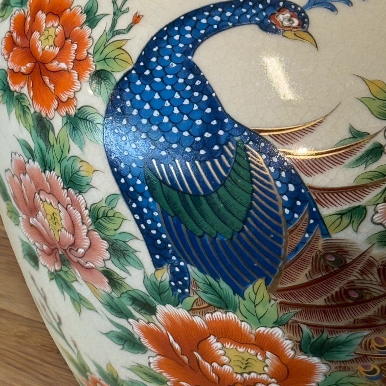 古董 古玩 古物收藏 拍賣 九谷燒花器 孔雀牡丹圖案 日本陶瓷工藝 手繪色繪花瓶 吉祥寓意擺飾 日式家居裝飾 開片釉面收藏 富貴榮華禮品 和風空間擺設 中式日式混搭裝飾