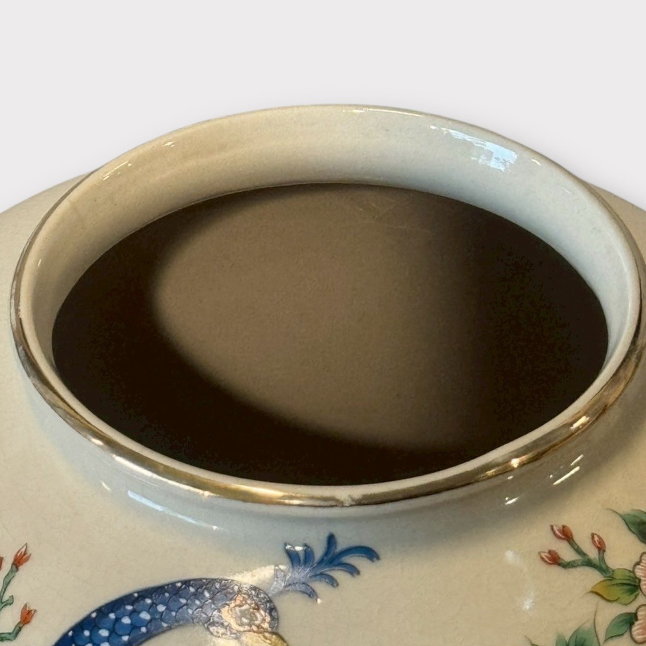 古董 古玩 古物收藏 拍賣 九谷燒花器 孔雀牡丹圖案 日本陶瓷工藝 手繪色繪花瓶 吉祥寓意擺飾 日式家居裝飾 開片釉面收藏 富貴榮華禮品 和風空間擺設 中式日式混搭裝飾