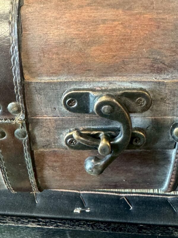 古董 古物收藏 拍賣 日本古董旅行箱 復古木質皮革箱 昭和懷舊旅行箱 日本不二貿易古董箱 復古收納箱 古董風格裝飾箱 木質皮革復古箱 懷舊攝影道具 復古家具擺設 古董收藏旅行箱